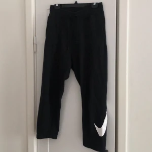 Nike strl M - Nike nsw swoosh pant strl M, 200kr (köparen står för frakten)