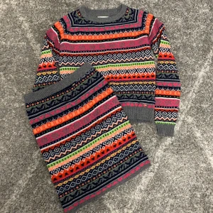 Ett fräckt o coolt sett - Ett fräckt o coolt sett. Långärmad tröja med knälång kjol. Lite varmare sett.