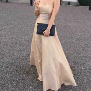  - Säljer nu min vackra balklänning och hoppas den får användas i någon annan glammig kväll! Jag är 173 och var då en storlek 36 med kupa 75C, finns i Karlstad men finns kanske möjlighet att få den till Stockholm annars står köparen för frakt 