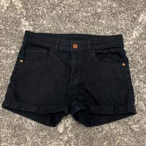 Vanliga svarta shorts 