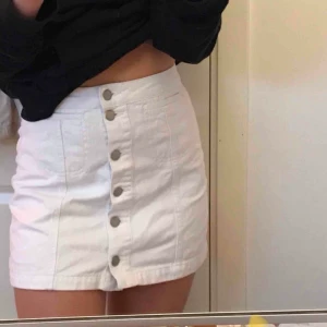 Vit jeans kjol - En skitnsygg vit kjol ifrån Topshop som tyvärr blivit en aningen för liten för mig:) Köparen står för frakt!