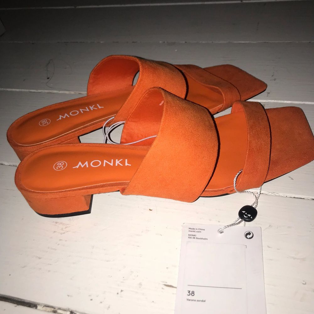 Orangea skor från monki | Plick Second Hand