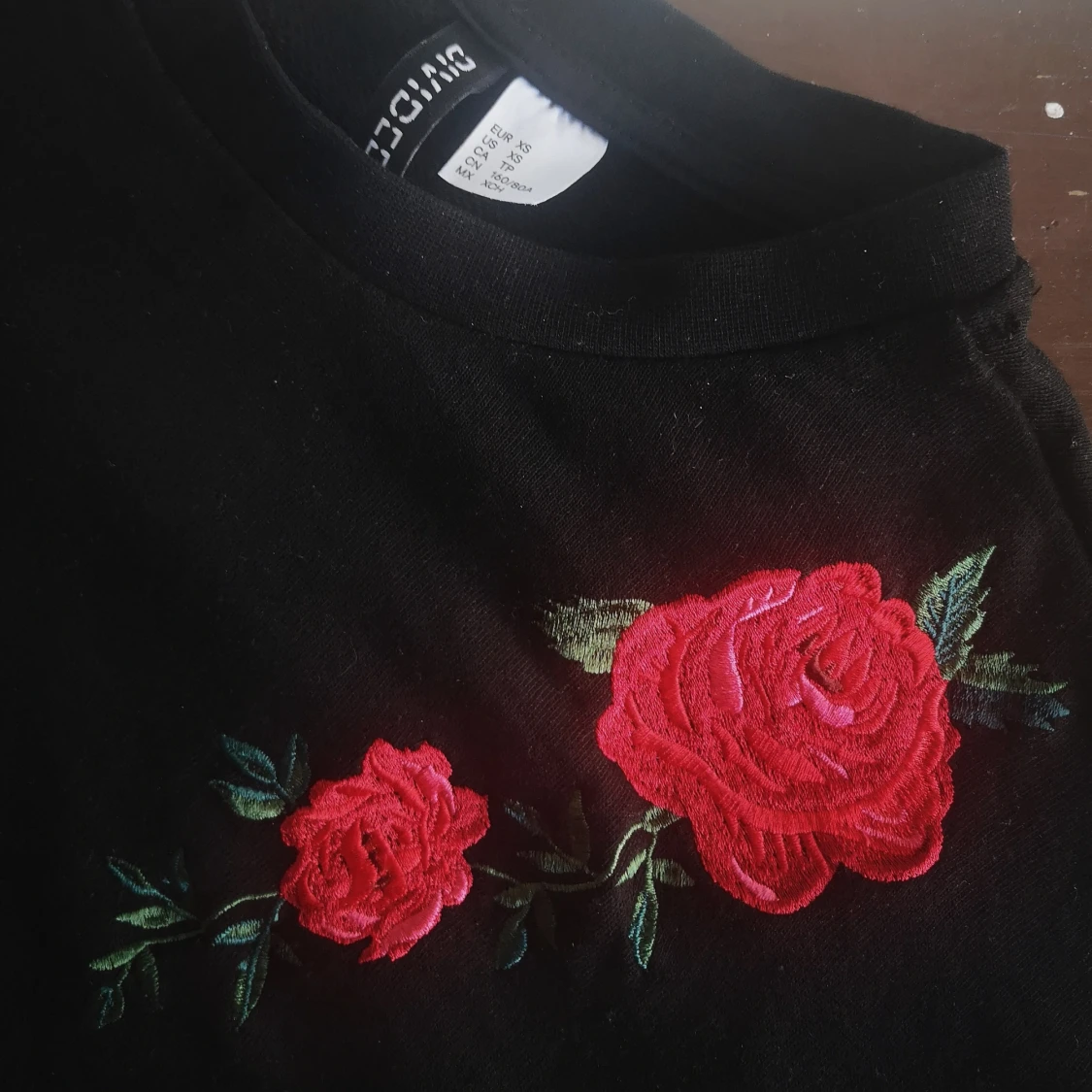 Svart tröja med rosor - 91