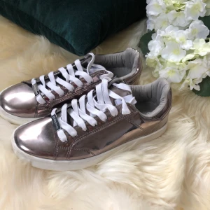 Skor - Skor som aldrig använts. Storlek 38. Frakt ingår INTE i priset! 