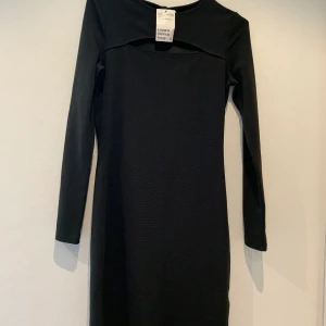 Ny klänning - Snygg fodralklänning med öppet på bröstet, oanvänd! Köpare står för frakt 💓🌸