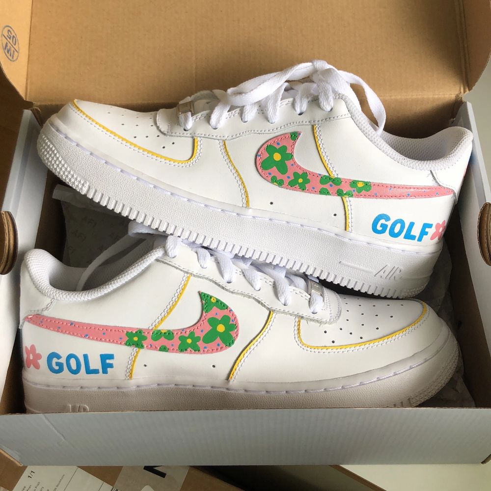 Golf Wang X Nike Air Force🌸custom! Målade med marknadens bästa färg och projektet tog 7 timmar🥺❤️ Titta in @leascustoms för fler bilder och var först att se nya designs🥰. Skor.