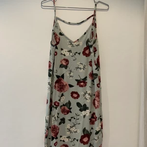Klänning - Tunn och skön klänning från Gina Tricot, fint skick! Köpare står för frakt 💓🌸🌷