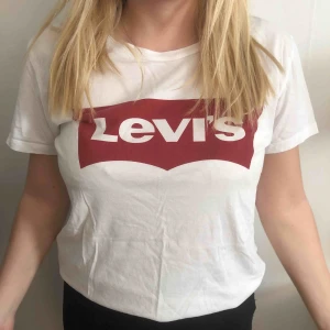  - aldrig använd t-shirt från levis. Jag är xs/s lite stor men funkar. Köparen står för frakten 