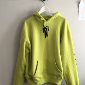 inofficiell billie eilish-merch - säljer ett av mina billie eilish-merch grejer. denna är inte från hennes officiella merch utan jag käpte den på etsy. köparen står för frakt!