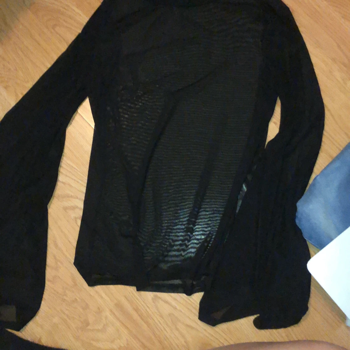 Svart mesh tröja med vida ärmar