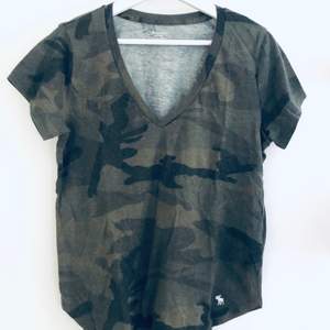 T-shirt från abercrombie & fitch. Storlek S i oversized modell. Mycket gott skick. Frakt 44 kr. #tshirt #abercrombie 