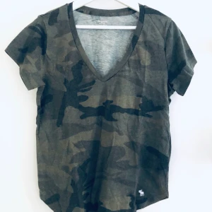 Abercrombie T-shirt  - T-shirt från abercrombie & fitch. Storlek S i oversized modell. Mycket gott skick. Frakt 44 kr. #tshirt #abercrombie 