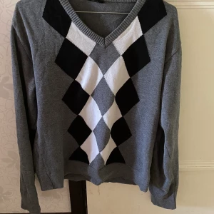 Tröja  - Köpt på second hand. Står ej storlek men skulle säga att den är S/M.