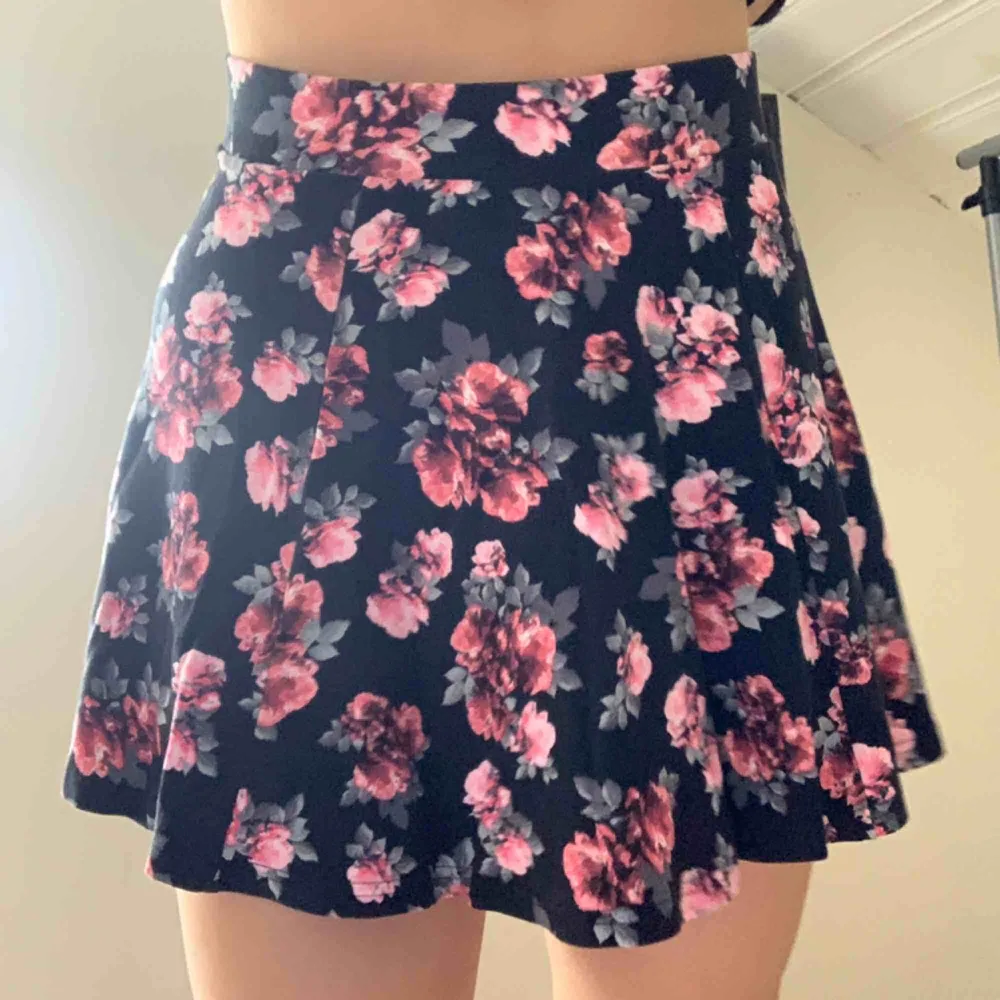 Söt kjol med floral pattern från H&M med kedja för att stänga där bak. Säljer för 50kr (+ frakt). . Kjolar.