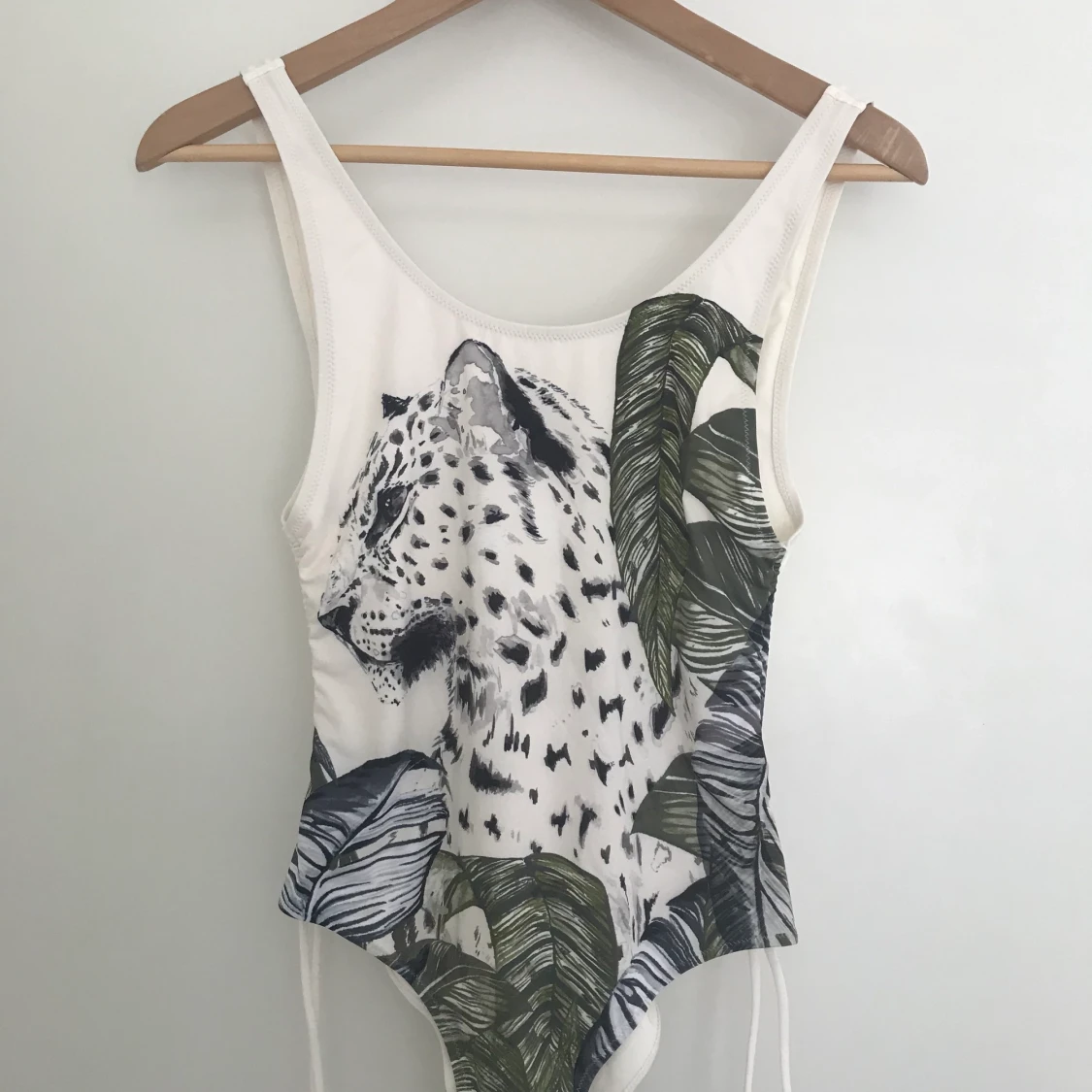 Oanvänd snygg baddräkt