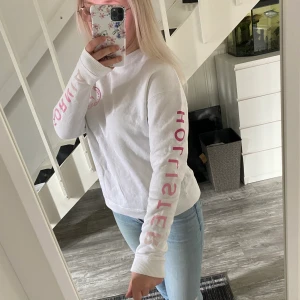 Oversized tröja från Hollister  - Säljer denna urmysigt oversized tröjan ifrån Hollister, endast använt en gång. Storlek XS men passar nog uppskattningsvis XS-M då den är stor 🌸 Betalas med swish och köparen står för frakten 🦋