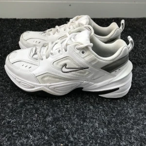 Nike techno mk2 - Sparsamt använda Nike techno mk2 sneakers. Kan mötas upp i slussen, men annars står köparen för frakt! 
