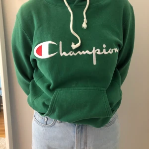 Grön hoodie från Champion i storlek S - En grön hoodie som är tjock i materialet men väldigt skön ! Buda