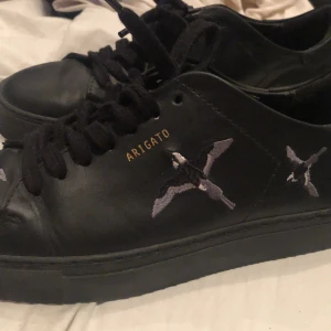 ARIGSTO SKOR - Sjukt snygga Arigato skor i storlek 38. Säljer pga att dem inte kommer till användning!