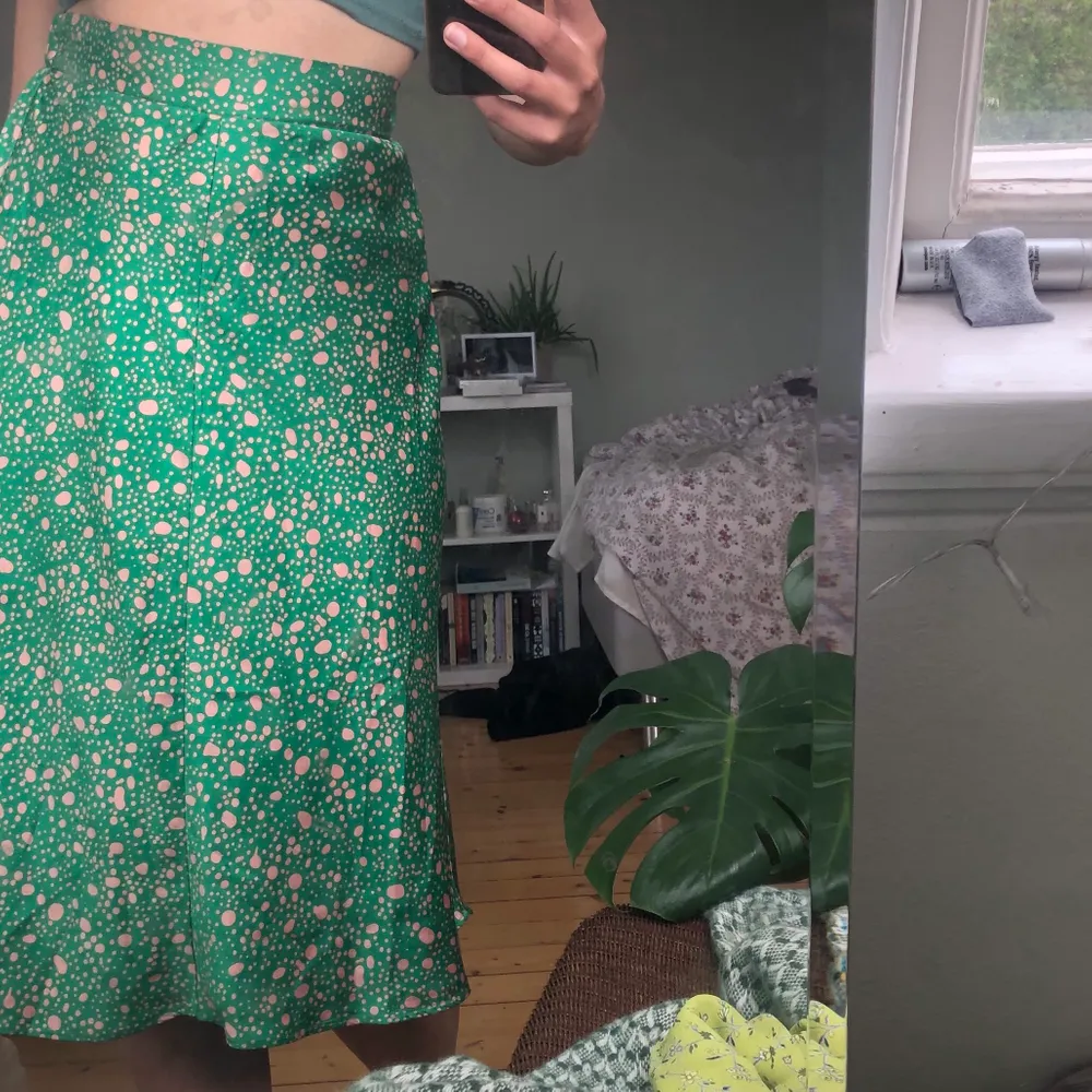 Superfin grön och rosaprickig kjol från monki 🥰 Är i superbra skick och ser typ helt ny ut✨ Är storlek xs men kan passa upp till m pga resårbandet. Kjolar.