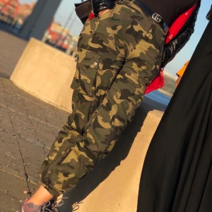 camouflage byxor - Säljer militär byxor för ett billigt pris för att tyget är väldigt tunt, men fortfrande i bra skick, skriv om du har frågor, möts upp eller fraktar ❤️ byxorna har ett bälte med också !!