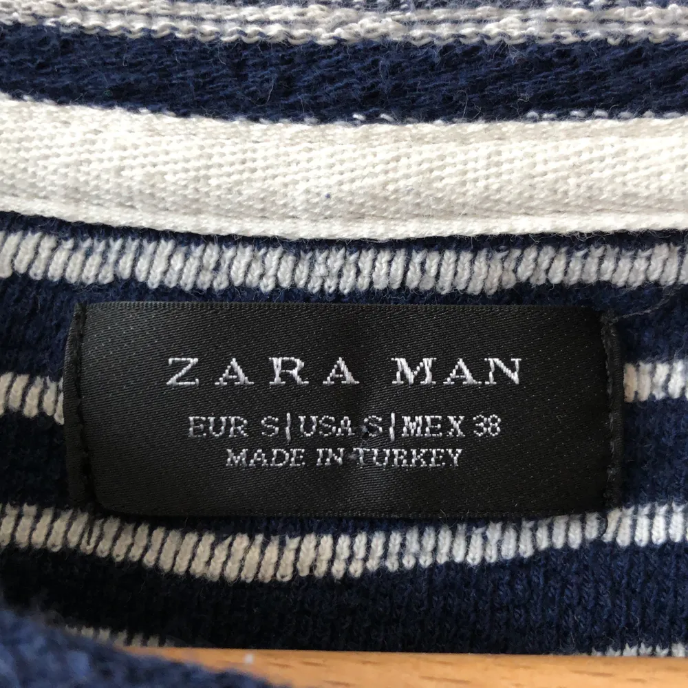 Snygg mörkblå tröja i bomull med vita ränder från Zara. Köpt 2013. Bra skick.. Tröjor & Koftor.