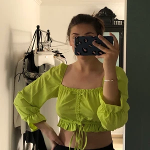 Neon grön topp från boohoo - Väldigt fint festtopp från bohoo i en neongrön färg. Frakt ingår