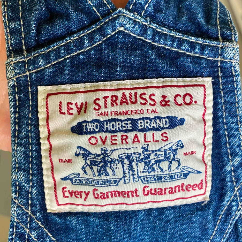 säljer denna oversize Levis overallen. Väldigt snygg. Jeans & Byxor.