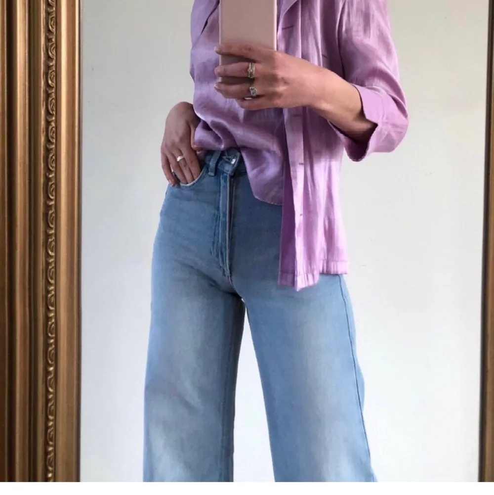 (Lånad bild) Säljer dessa supercoola jeans. Aldrig använda bara testade😘 . Jeans & Byxor.