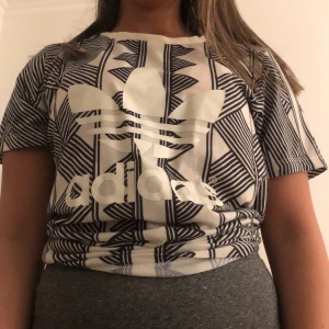 Adidas tröja  - Adidas tröja med snyggt mönster och material! 