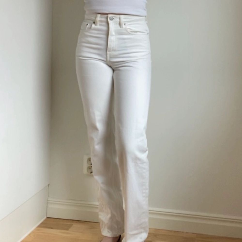 Snyggaste vita jeansen från weekday! Lappen kvar & köpare står för frakt😇. Jeans & Byxor.