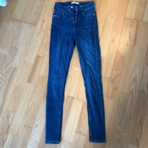 Molly jeans - Säljer mina fina Molly jeans från ginatricot. De är aldrig använda!!!! Jag säljer de för inte min stil längre. Säljs för 130 kr