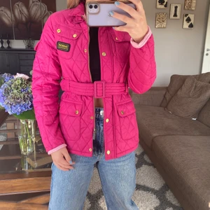 Barbour höst jacka - Säljer min fina utstickande rosa Barbour jacka som jag fått så mkt komplimanger om!! Jätte fint skick! Finns INGA fläckar slitningar eller hål osv. (Kund står för frakt) 💕💕💕