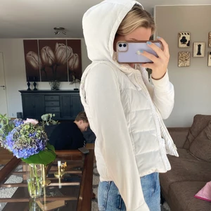 Vit väst - Säljer min populära vita väst!! (Luvan går inte att ta av) super skön och mysig!! Lurvig i luvan och insidan av västen! BUDA I KOMMENTARERNA, lägsta bud 200!💕💕 (kund står för frakt) den är väl använd och har lite gula flammor men det är verkligen inget man lägger märke på så fort farande fin