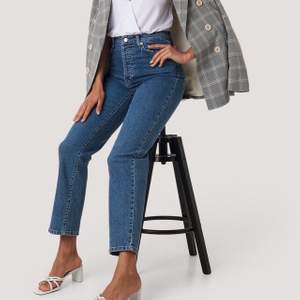 Superfina jeans i modellen Straight High Waist Jeans, använda en gång o köpta nån månad sen så fint skick som ny! Säljer för behöver pengar. Köpta för 500kr, skriv om du undrar något 💖 Pris kan diskuteras vi snabb affär!