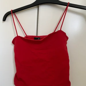 Topp från Gina - Röd topp från Gina i str xs