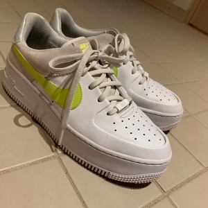 Airfors 1 s:40 pris kan diskuteras  - Airfors 1 med gult Nike Merke, Fick dom i födelsedags present. Och nu under sommaren har jag vuxit ur dom, jättefina och inte mycket slitna alls