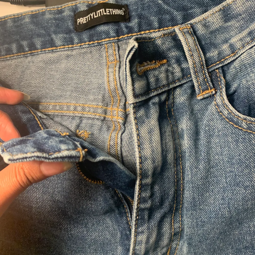 Helt nya jeans från Prettylittlething i storlek 36. Säljer pga att jag råkade beställa fel storlek.. Jeans & Byxor.