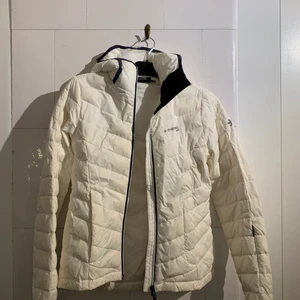 Vit vinterjacka från Everest i storlek 36/S. - 166 med inkluderad frakt.