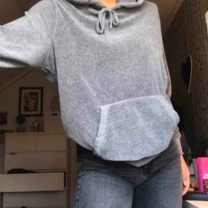  - Super skön och mysig hoodie i jättebra kvalite säljs för 100 kr plus frakt❤️