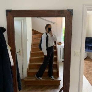 Kostymbyxor  - Säljer dessa svara kostymbyxor från Apostrophe. Jättesnygga och kan användas både till vardags och till finare tillställningar. Det är ett inbyggt bälte som kan tas bort om man vill det. (Frakt tillkommer) Hör av er om ni är intresserade!