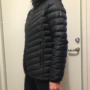 PEAK PERFORMANCE JACKA - Hjälper mamma att sälja sig Peak-jacka då den blivit för stor. Perfekt tunnare dunjacka som funkar både till höst och vinter. Använd 10 gånger sedan mars 2020. Frakt tillkommer. Fråga på om du undrar över något😇