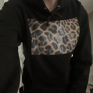 Hoddie  - Säljer denna skitsnygga hoddie från The Cool Elephant som knappt är använd. Storlek XS men passar mig som vanligtvis har XS/S. ✨BUDA I KOMMENTARERNA✨ köpare står för frakt 