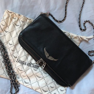 Zadig & Voltaire  - Säljer min super snygga Zadig väska!⚡️⚡️ Köpt för lite mindre än ett år sen men är i väldigt bra skick! Köpte för 3355kr. Kontakta vid intresse för fler bilder🥰