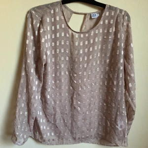 Festlig tröja - Snygg genomskinlig tröja för vardags eller fest. Är i storlek XL men mer som en L