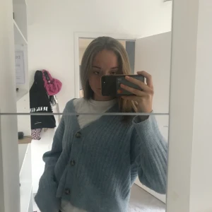 Blå kofta  - Snygg blå kofta från zara. Inte lika grå som på bilden, mer åt de blåare hållet. Den är i M men passar även en S. (150kr+frakt)💞