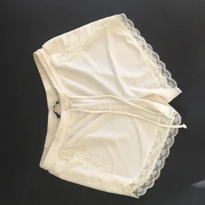 Tygshorts  - Benvita shorts från vila. Stl M. Sparsamt använda 