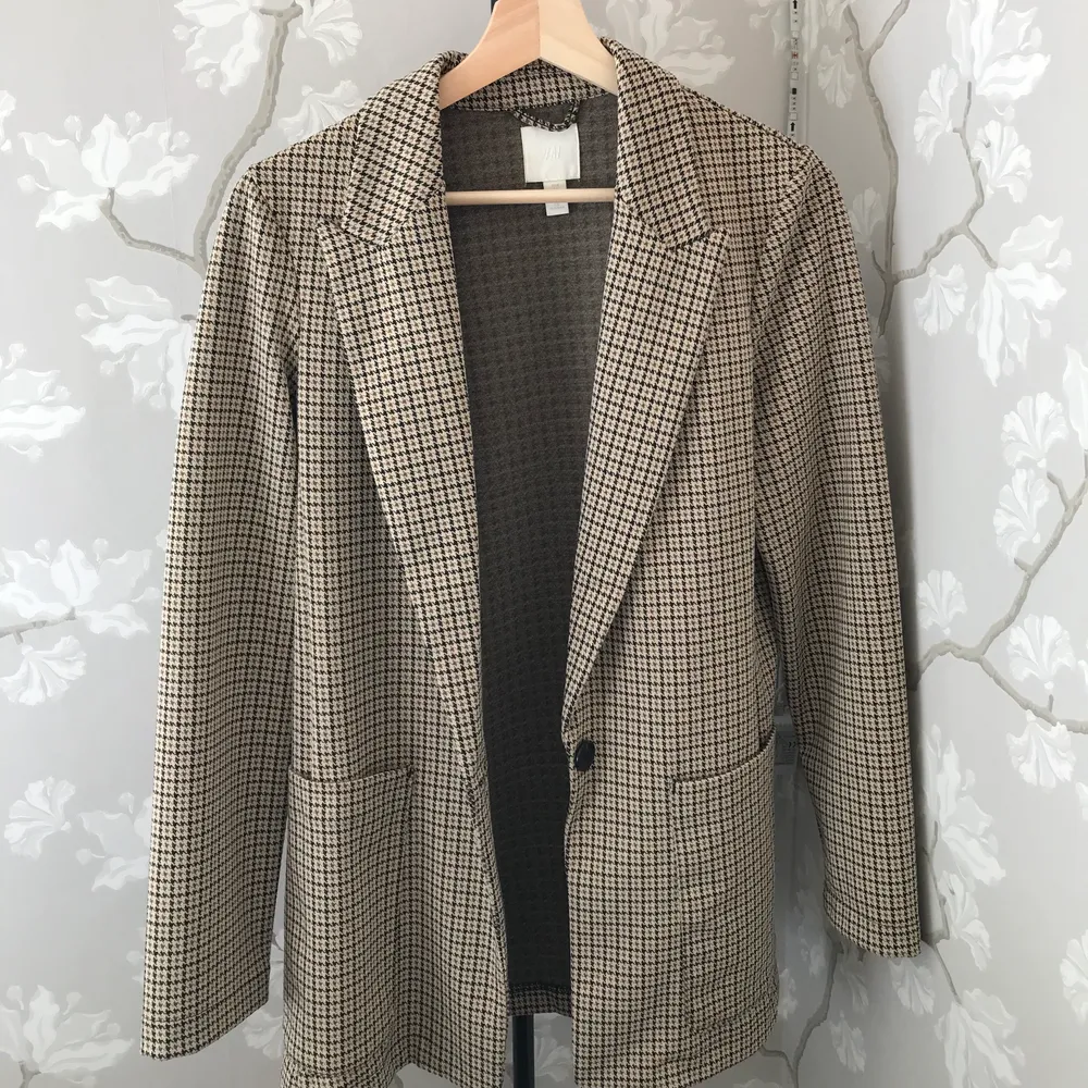 Jättefin blazer, använd 1-2 gånger. Från H&M i strl 36. Frakt tillkommer, PM vid frågor :). Tröjor & Koftor.