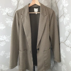 Rutig kavaj - Jättefin blazer, använd 1-2 gånger. Från H&M i strl 36. Frakt tillkommer, PM vid frågor :)