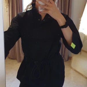 Jacka från NA-KD - Vind/vår jacka, men funkar även att använda som tröja. Det finns en ficka på magen, resor i midjan samt reflexer på ärmarna. (På sista bilen har jag stoppat upp jackan under resoren och funkar då som magtröja), frakt 44kr💕